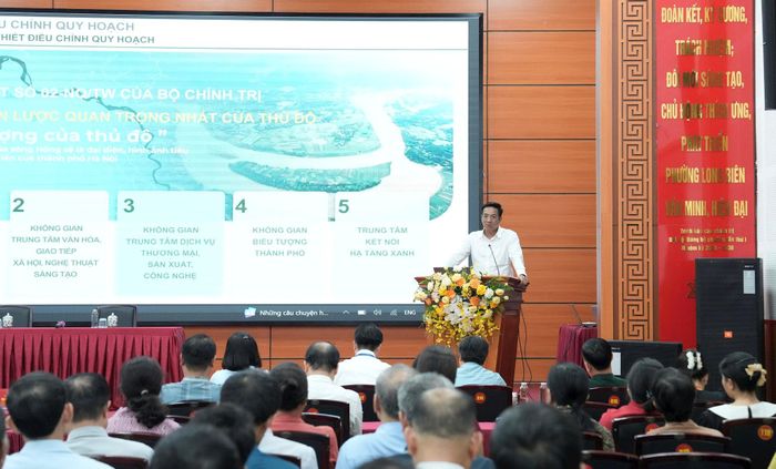 Chủ tịch UBND phường Long Biên Hoàng Hải triển khai những nội dung của kế hoạch dự kiến đối với nhân dân trong việc đóng góp ý kiến vào điều chỉnh tổng thể Quy hoạch phân khu đô thị sông Hồng. Ảnh: Hồng Thái