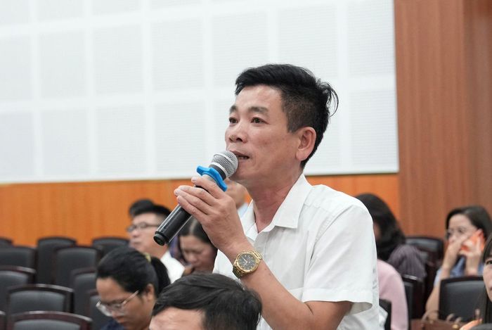 Người dân nêu ý kiến tại hội nghị. Ảnh: Hồng Thái