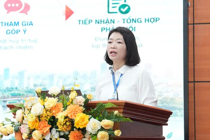 Phó Bí thư Thường trực Đảng ủy, Chủ tịch HĐND phường Long Biên Nguyễn Thị Thu Hằng triển khai kế hoạch của Đảng ủy phường về thông tin, truyền thông chuyên đề đối với việc lấy ý kiến nhân dân về điều chỉnh tổng thể Quy hoạch phân khu đô thị sông Hồng, tỷ lệ 1/5000. Ảnh: Hồng Thái