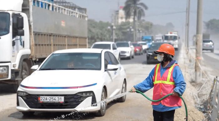 Dự án đang được triển khai thi công tại khu vực đông phương tiện lưu thông. Ảnh: Phạm Công