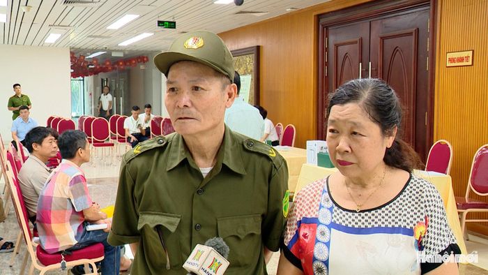 Ông Trần Xuân Khang và bà Đỗ Thị Hảo, ở số nhà 253 La Thành, phường Ô Chợ Dừa là 1 trong 20 hộ nhận tiền hỗ trợ, đền bù GPMB đợt đầu tiên. Ảnh: Lại Tấn