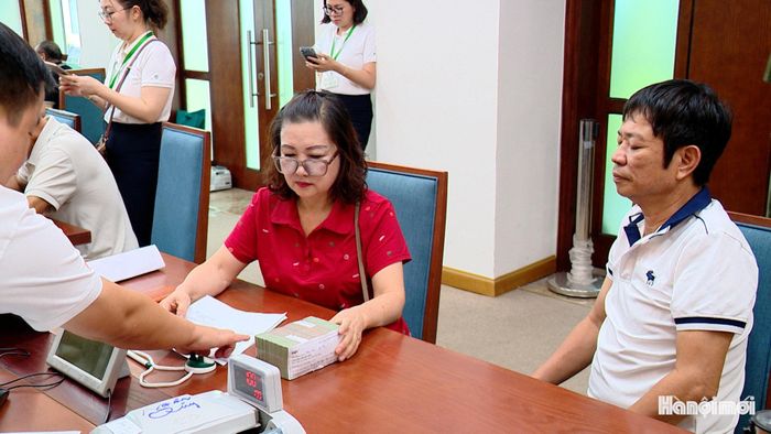 Bà Trần Thị Kim Dung, ở số nhà 209 La Thành nhận tiền đền bù GPMB. Ảnh: Lại Tấn