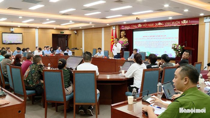 Ủy viên Ban Thường vụ Thành ủy, Phó Chủ tịch UBND thành phố Hà Nội Đỗ Anh Tuấn đối thoại trực tiếp với các hộ dân có đất bị thu hồi. Ảnh: Lại Tấn