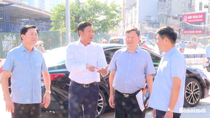 Ủy viên Ban Thường vụ Thành ủy, Phó Chủ tịch UBND thành phố Hà Nội Đỗ Anh Tuấn trực tiếp chỉ đạo tại dự án GPMB đường Vành đai 1. Ảnh: Lại Tấn