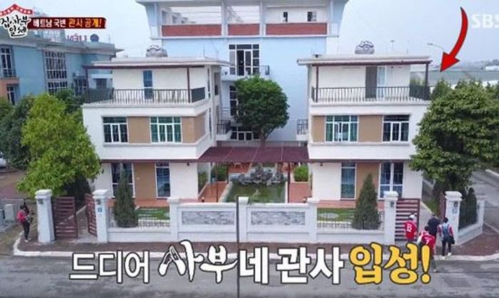 Đây là khu nhà nằm ngay trong khuôn viên trụ sở VFF, chỉ cách sân tập của các đội tuyển vài bước chân, tạo điều kiện thuận lợi cho công việc hằng ngày. Khu biệt thự gồm hai căn nhà dành cho HLV trưởng đội tuyển quốc gia và Giám đốc kỹ thuật. 