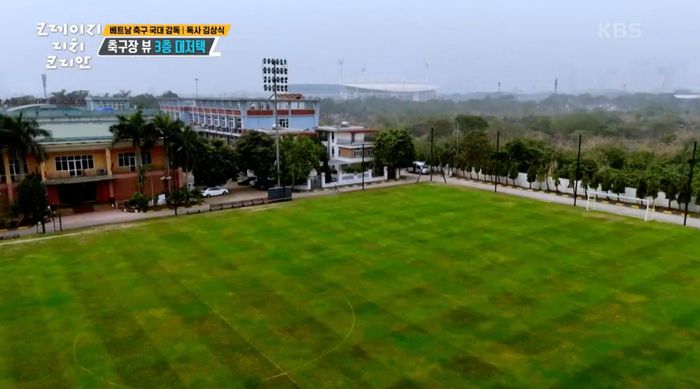 Từ sân thượng căn nhà có thể nhìn ra sân tập của ĐT Việt Nam