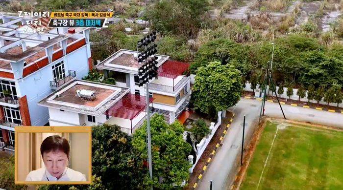 Trước HLV Kim Sang Sik, nơi đây từng là chỗ ở của các đời HLV ĐTQG Việt Nam như Park Hang Seo và Philippe Troussier. Sau mỗi lần thay đổi HLV trưởng, căn nhà sẽ được sửa sang, làm mới nội thất để phù hợp với nhu cầu và sở thích của người kế nhiệm.