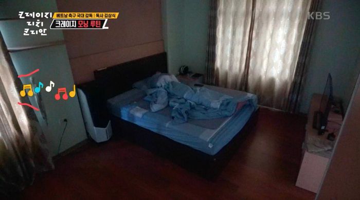 Trong khi đó, phòng ngủ của ông Kim lại được bài trí vô cùng gọn gàng, ngăn nắp. Đây không chỉ là nơi nghỉ ngơi mà còn đóng vai trò như một phòng làm việc riêng tư.