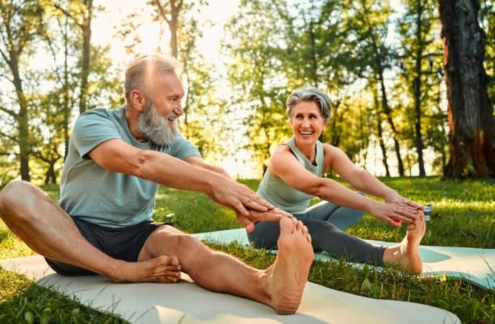 Bên cạnh các chỉ số xét nghiệm, khả năng vận động dẻo dai và tinh thần lạc quan là những yếu tố quan trọng quyết định sức khỏe thực sự. Ảnh: iStock