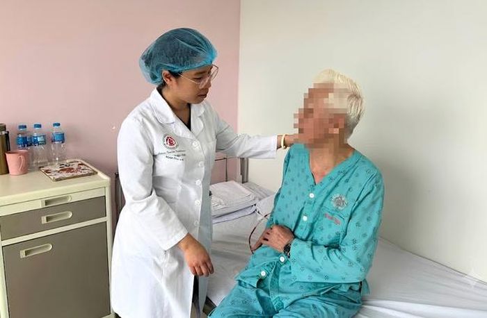 Cụ ông được điều trị ung thư vú tại Bệnh viện TWQĐ 108. Ảnh: BVCC.
