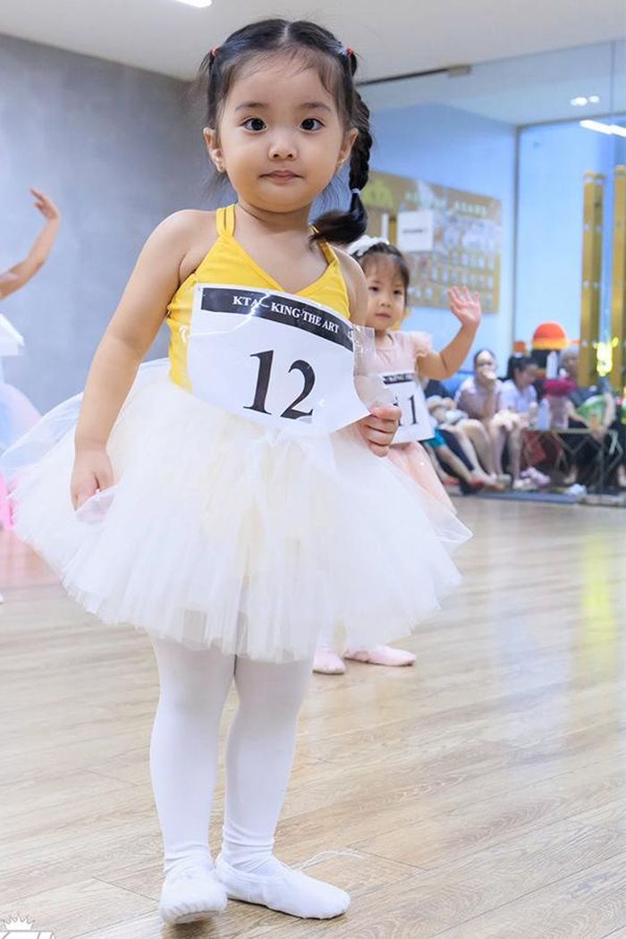 Khánh Thi còn hài hước gọi đây là thời điểm con gái bước vào giờ kiểm tra cuối tháng. Nữ kiện tướng dí dỏm hỏi mọi người rằng có ai muốn học ballet cùng Lisa hay không. Những chia sẻ gần gũi của cô khiến khoảnh khắc tập luyện của con gái trở nên thú vị hơn.