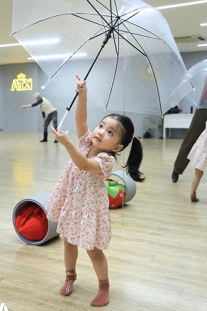 Hình ảnh cô bé 3 tuổi đứng trong lớp ballet, tập những động tác đầu tiên dưới sự hướng dẫn của cô giáo khiến nhiều người thích thú. Không ít khán giả kỳ vọng Lisa sẽ tiếp tục được bố mẹ tạo điều kiện khám phá năng khiếu của bản thân khi lớn lên.