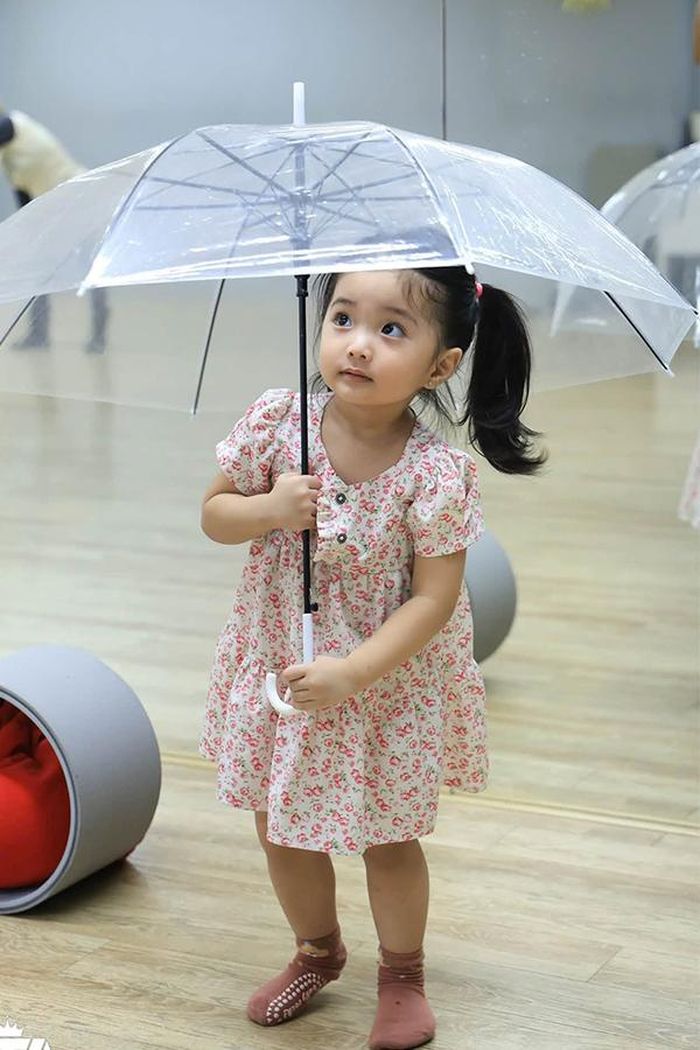 Tuy nhiên, ở độ tuổi còn rất nhỏ, Khánh Thi chủ yếu để con trải nghiệm và vui chơi thay vì đặt nặng thành tích. Những giờ học ballet của Lisa vì thế không chỉ là hoạt động rèn luyện mà còn trở thành những kỷ niệm tuổi thơ đáng yêu.