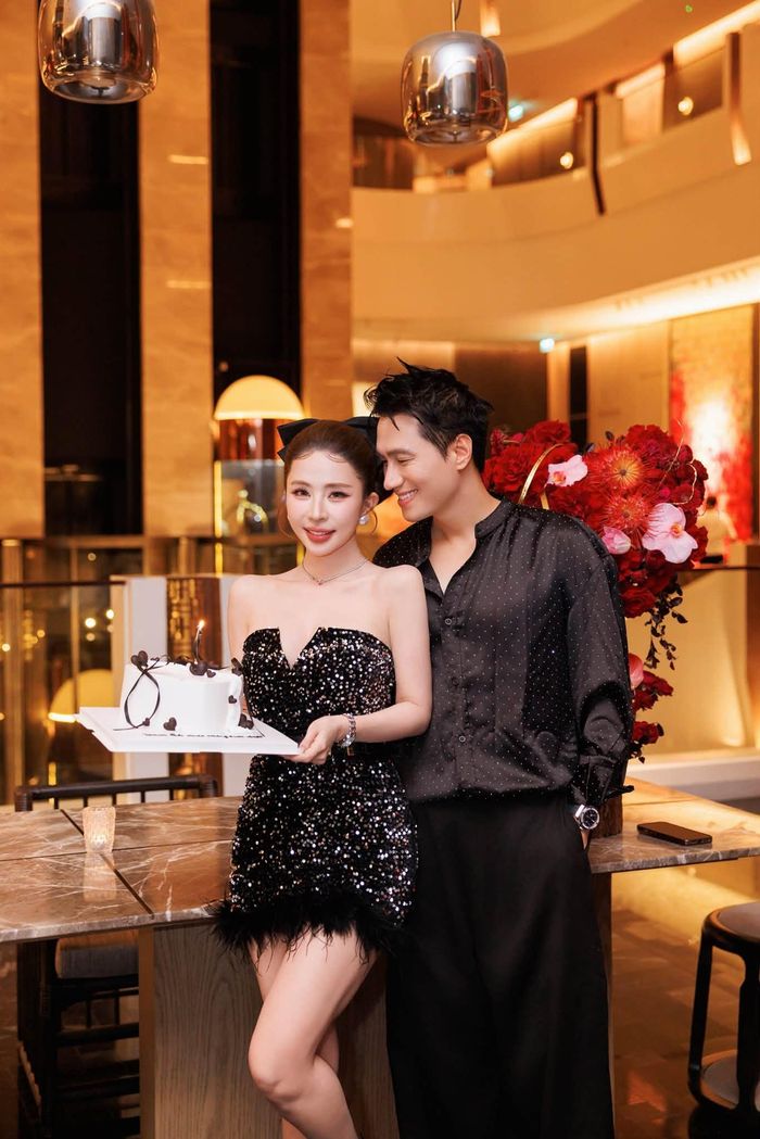 Trong ảnh, Quỳnh Nga xuất hiện với style khác lạ: đầm mini cúp ngực đính kim sa, layout tóc đính nơ vô cùng trẻ trung, nhí nhảnh. Nhiều người trầm trồ diện mạo ở tuổi 38 của nữ diễn viên "Sinh tử".