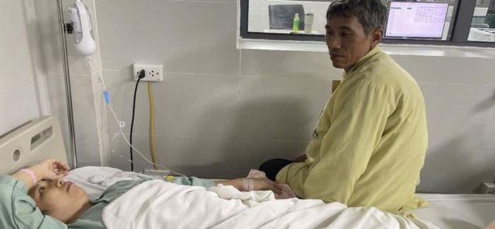 Sau những giờ đi thu gom phế liệu, buổi tối anh Xuân lại tranh thủ vào chăm vợ