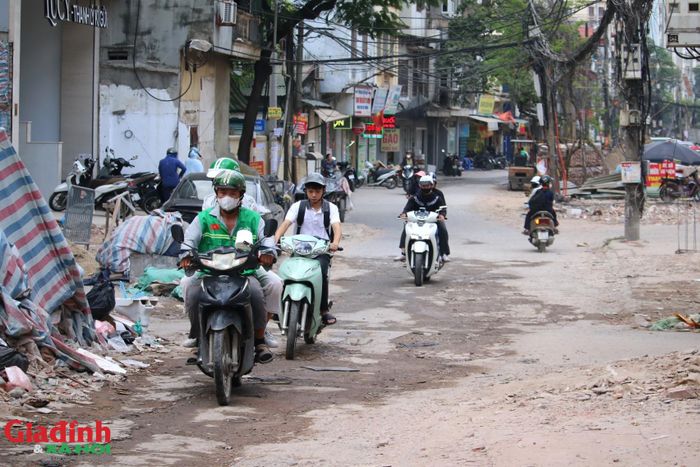 Theo kế hoạch, công tác thi công dự án sẽ chính thức bắt đầu từ tháng 9 và phấn đấu hoàn thành ngay trong năm 2026. Sau khi hoàn thành việc mở rộng, ngõ 381 Nguyễn Khang không chỉ giải quyết triệt để bài toán ùn tắc giao thông, cải thiện điều kiện đi lại cho người dân mà còn mở ra không gian phát triển đô thị mới.