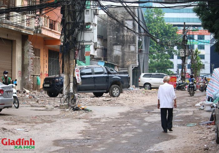 Để ghi nhận tinh thần trách nhiệm này, UBND phường Cầu Giấy đã trao Quyết định khen thưởng cho 5 tập thể và 59 cá nhân có thành tích xuất sắc trong công tác giải phóng mặt bằng.