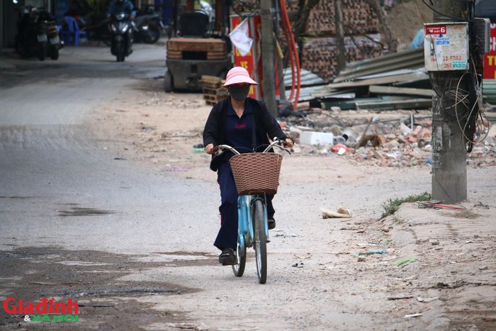 Chứng kiến khu vực sinh sống đang được đẩy nhanh tiến độ để chuẩn bị thi công, người dân sinh sống tại đây không giấu được sự phấn khởi. Nhiều năm qua, ngõ 381 Nguyễn Khang với mặt cắt nhỏ hẹp, hạ tầng xuống cấp nghiêm trọng đã trở thành nỗi ám ảnh với tình trạng ùn tắc triền miên, ảnh hưởng trực tiếp đến việc đi lại, sinh hoạt cũng như hoạt động của các cơ quan, trường học trong khu vực.