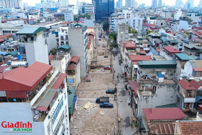 Phần lớn trạc thải xây dựng sau quá trình phá dỡ đã được vận chuyển ra khỏi khu vực, phần khối lượng còn lại đang tiếp tục được dọn dẹp để bàn giao mặt bằng sạch cho công tác di dời hạ tầng kỹ thuật và triển khai thi công.