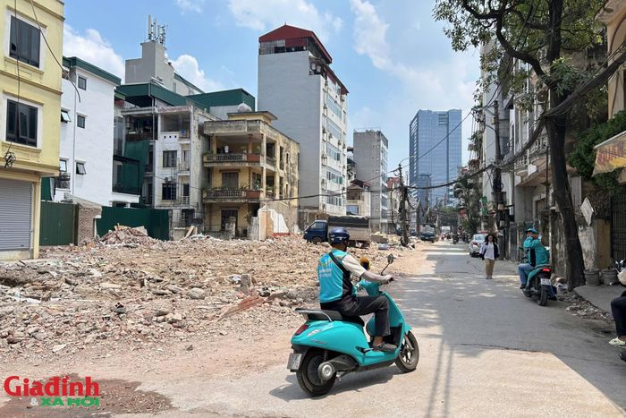 Nhìn từ trên cao, hình hài của một tuyến đường khang trang với mặt cắt ngang lên tới 21,5m đã hiện rõ. Dự án có chiều dài khoảng 340m, đóng vai trò kết nối quan trọng giữa tuyến đường quy hoạch Thành Thái với đường Nguyễn Khang.