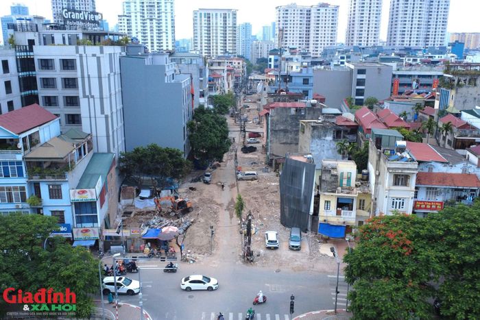 Theo ghi nhận của PV Chuyên trang Gia đình và Xã hội (Báo Sức khỏe và Đời sống) vào những ngày đầu tháng 9/2026, công tác phá dỡ và hạ giải các công trình nằm trong phạm vi dự án cải tạo, mở rộng ngõ 381 Nguyễn Khang (phường Cầu Giấy, Hà Nội) hiện đã cơ bản hoàn thành.
