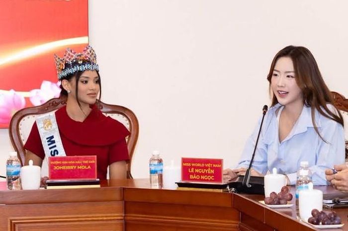 Bảo Ngọc chung khung hình với Miss World 2026 - Joheirry Mola đến từ Cộng hòa Dominica.