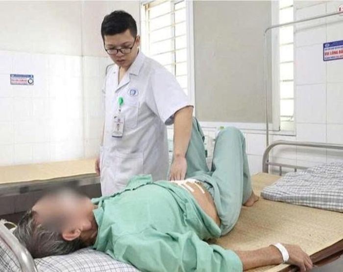 BSNT Nguyễn Hoàng Giang thăm khám cho người bệnh. Ảnh: BVCC
