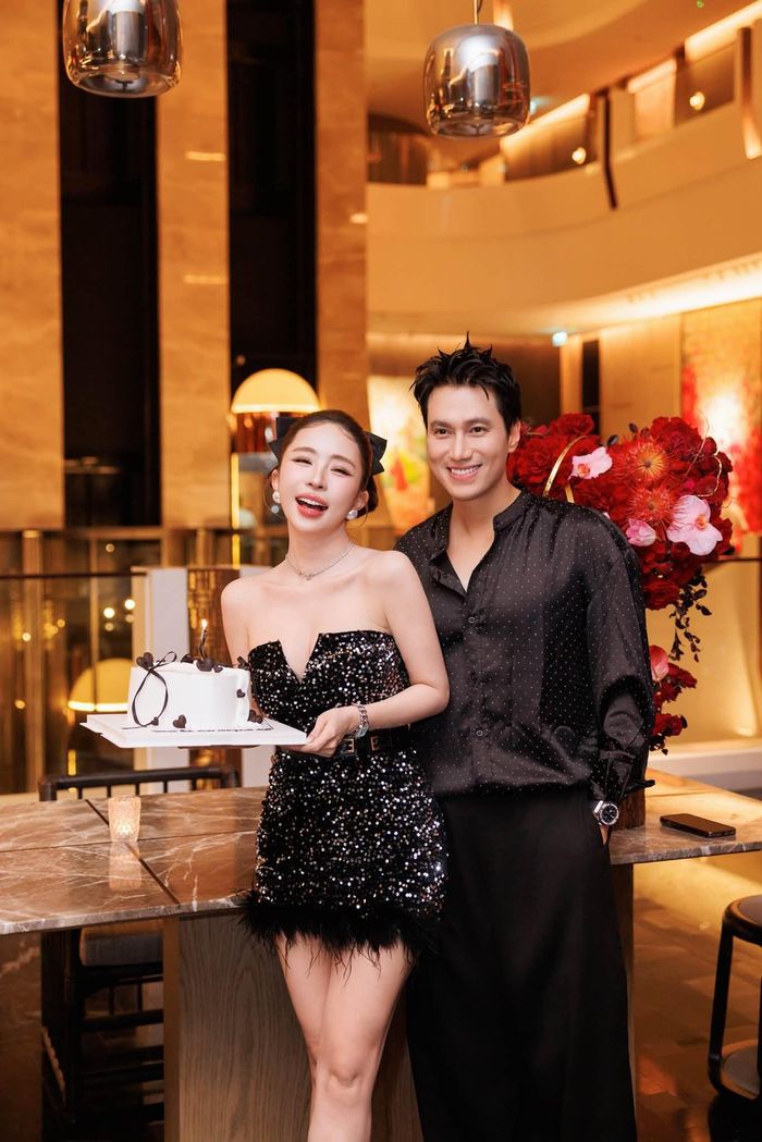 Trên trang cá nhân, Quỳnh Nga vừa chia sẻ hình ảnh buổi tiệc sinh nhật tuổi 38 bên Việt Anh và những người bạn.