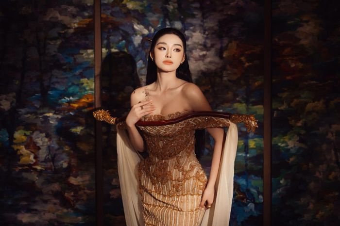 Hoa hậu Nguyễn Thị Yến Nhi gây ấn tượng với khán giả với bộ ảnh thời trang độc đáo, nhan sắc xinh tươi và biểu cảm thần thái.