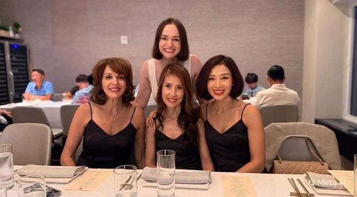 Cô dâu Allie rạng rỡ chụp ảnh cùng 3 người mẹ. Ảnh: NVCC