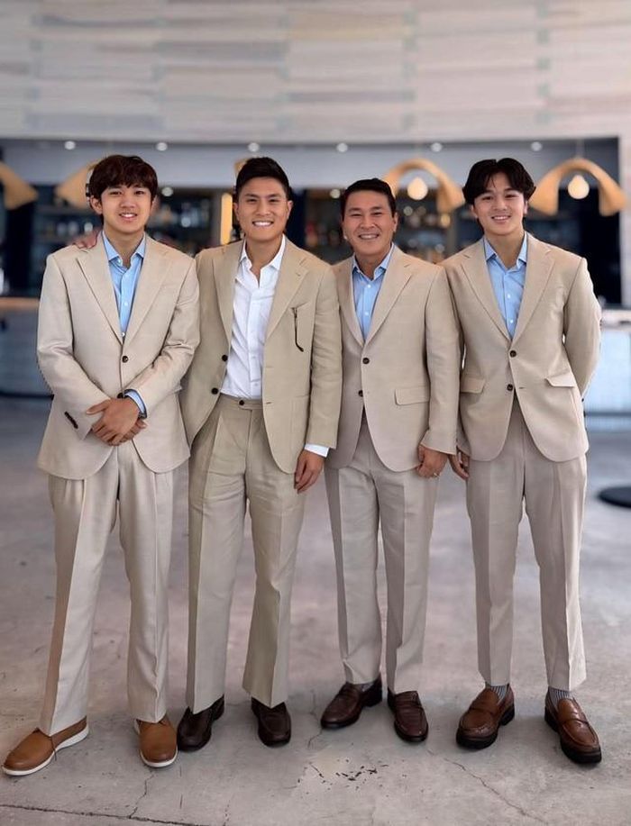 Chú rể Nam Thanh diện suit bảnh bao chụp ảnh kỷ niệm với bố và hai em trai.