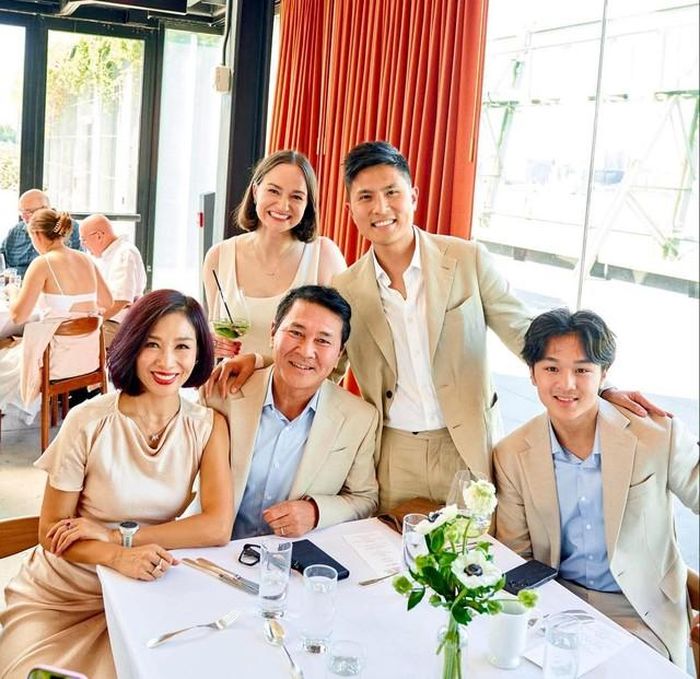 Chia sẻ với Gia đình & Xã hội, Hoa khôi Thu Hương cho biết dù Nam Thanh sống và làm việc ở nước ngoài, anh giữ mối liên hệ gắn bó với bố mẹ và các em. Ảnh: NVCC