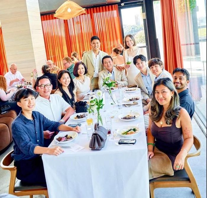Người thân, bạn bè dùng tiệc, tận hưởng không khí đầm ấm của lễ đính hôn của Nam Thanh và Allie. Theo Thu Hương, sau khi kết hôn, vợ chồng Nam Thanh tiếp tục ở lại Mỹ làm việc, sinh sống. Họ dự kiến tổ chức đám cưới ở Việt Nam vào 30/12/2027. Ảnh: NVCC