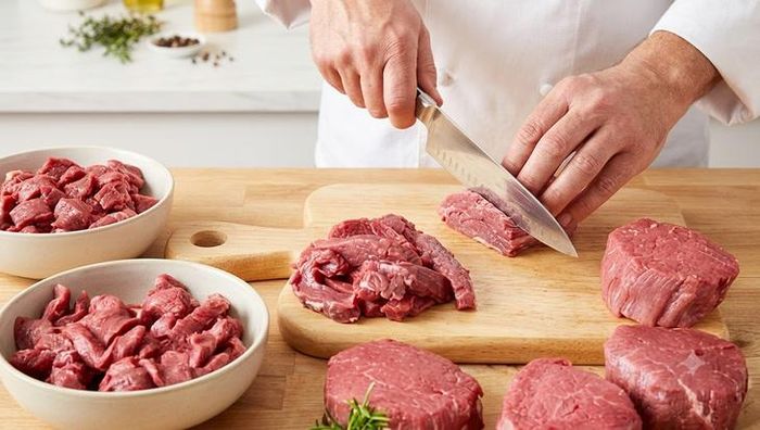 Thịt bò là thực phẩm giàu sắt heme giúp cơ thể dễ dàng hấp thu và tạo máu hiệu quả. Ảnh minh họa AI