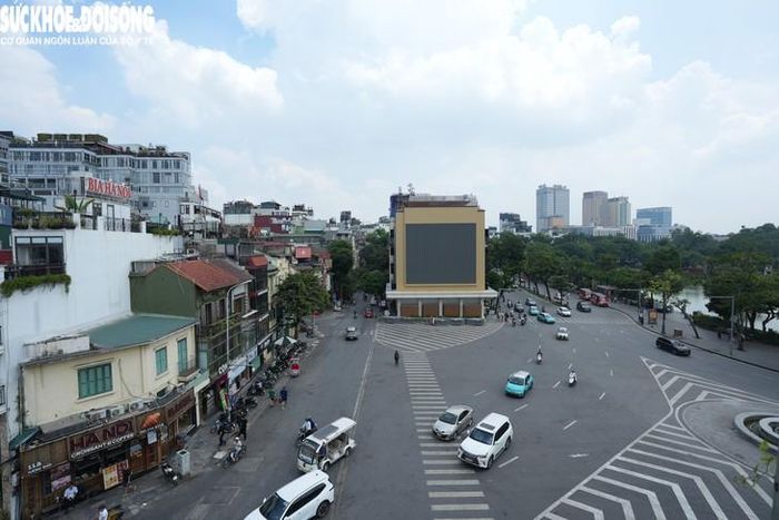 Tại phía bắc hồ Hoàn Kiếm, quảng trường Đông Kinh Nghĩa Thục được nghiên cứu mở rộng, tăng kết nối với hồ này và không gian công viên - quảng trường phía đông. Đây cũng là vị trí được đề xuất nghiên cứu một công trình biểu tượng "Khải hoàn môn", lấy cảm hứng từ hình ảnh đôi cánh chim hạc vươn lên.