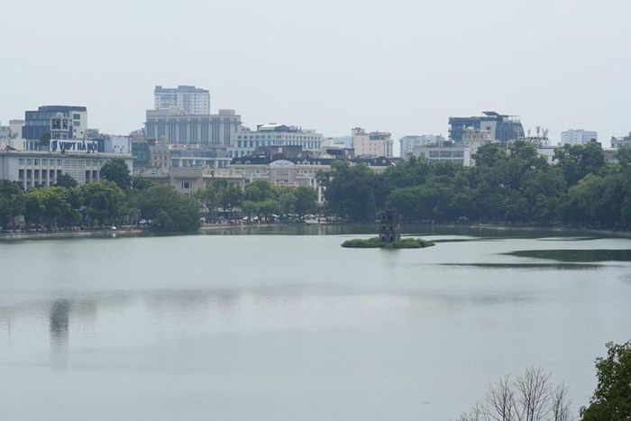 Hiện phương án đang được lấy ý kiến cộng đồng dân cư từ ngày 7/9 đến 26/9/2026. Hồ sơ được niêm yết tại Phố sách Hà Nội, trụ sở UBND phường Hoàn Kiếm và Trung tâm Thông tin triển lãm Hà Nội; đồng thời lấy ý kiến trực tuyến qua các cổng thông tin điện tử và ứng dụng iHanoi. 