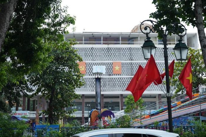Rạp Khăn quàng đỏ và khối nhà Cung Thiếu nhi; dự kiến giữ lại ba khối kiến trúc Pháp gồm Ấu trĩ viện, Kho bạc Đông Dương và Tòa Đốc lý.