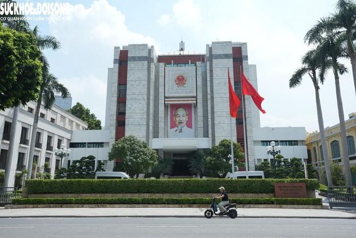 Đối với khu vực trụ sở UBND Thành phố, phương án dự kiến bố trí công trình mới 9 tầng nổi, 4 tầng hầm trên cơ sở tái cấu trúc khu đất; nghiên cứu hạ giải trụ sở HĐND, UBND Thành phố.