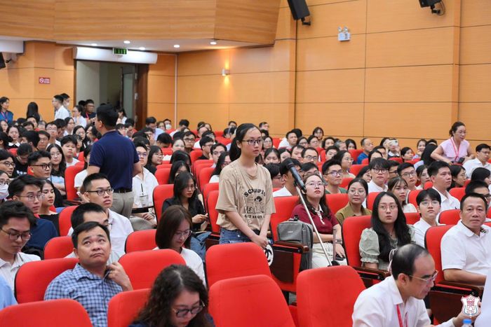 Bước lên trước hội trường để xướng tên chuyên ngành không chỉ là thủ tục hành chính mà là tuyên ngôn tự hào về năng lực và sự dấn thân của mỗi bác sĩ trẻ. (ảnh - MH)