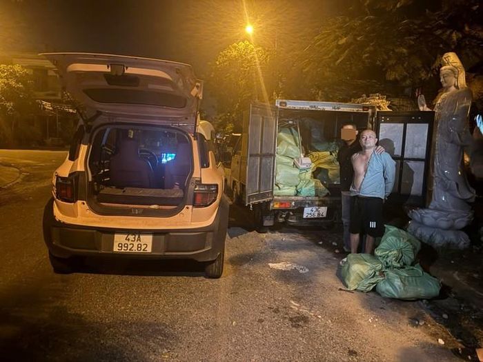 Nguyễn Quỳnh Anh Phú cùng tang vật tại thời điểm bị bắt quả tang. Ảnh: Công an TP Đà Nẵng