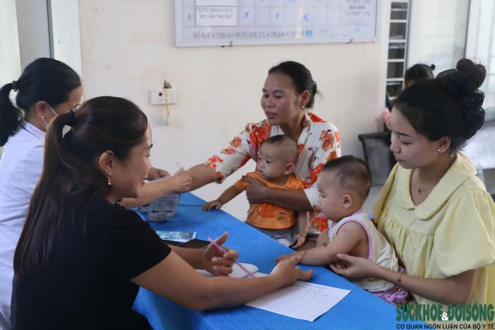 Nhân viên y tế cơ sở vừa bám địa bàn, vừa tuyên truyền, hướng dẫn người dân chăm sóc sức khỏe và phòng, chống dịch bệnh. Ảnh: Song Hoàng