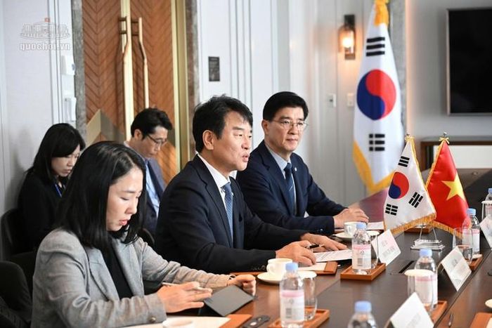 Chủ tịch nhóm Hữu nghị Hàn Quốc - Việt Nam Moon Jin-seok phát biểu. Ảnh: Media Quốc hội