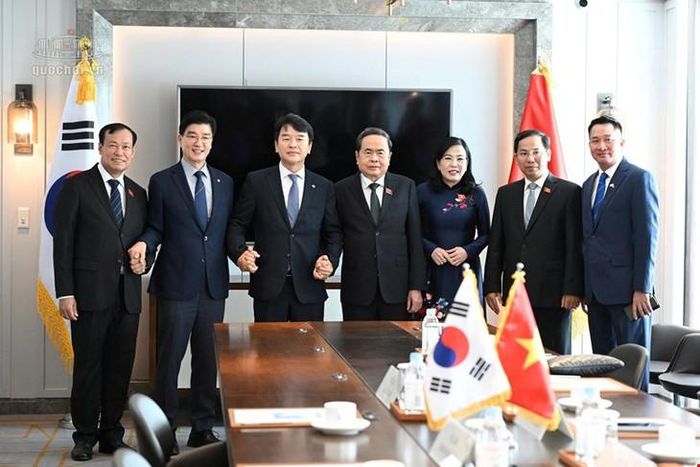 Chủ tịch Quốc hội Trần Thanh Mẫn và Chủ tịch nhóm Hữu nghị Hàn Quốc - Việt Nam cùng các đại biểu. Ảnh: Media Quốc hội