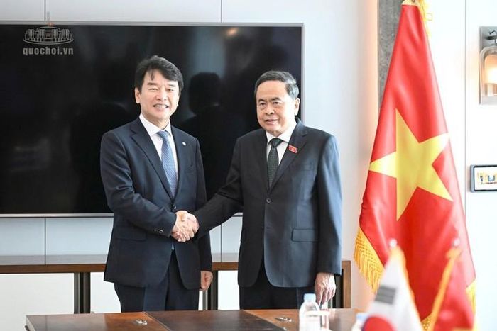 Chủ tịch Quốc hội Trần Thanh Mẫn tiếp Chủ tịch nhóm Hữu nghị Hàn Quốc - Việt Nam Moon Jin-seok. Ảnh: Media Quốc hội