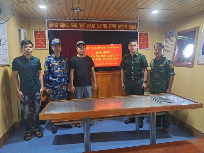 Đại diện Tàu 950 bàn giao tàu cá cùng 13 ngư dân cho lực lượng biên phòng theo quy định. Ảnh: Minh Châu.