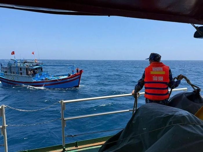 Tàu 950 tiếp cận và cứu tàu cá gặp nạn. Ảnh: Minh Châu.