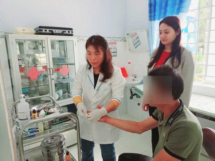 Lấy mẫu xét nghiệm sốt rét cho người dân Khánh Hòa. Ảnh: ĐH.