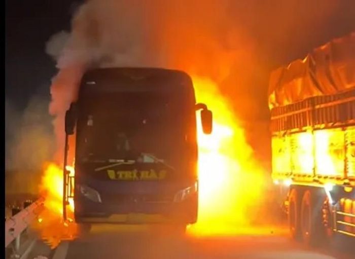 Xe khách cháy dữ dội trên đường cao tốc Cam Lâm - Vĩnh Hảo, khiến một người tử vong. Ảnh: N.T.