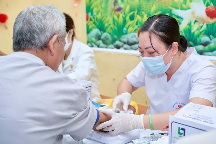 Khám sức khoẻ cho người dân. Ảnh: Hồng Hạnh