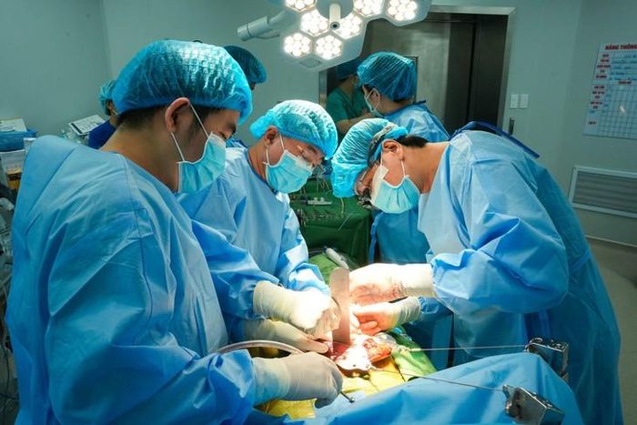 Với sự hỗ trợ chuyên môn của Bệnh viện Trung ương Quân đội 108, Bệnh viện Thống Nhất đã thực hiện thành công ca ghép gan từ người hiến sống đầu tiên. Ảnh: BVCC.